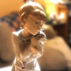Endearing Lladro figurine called Sleepy Kitten
